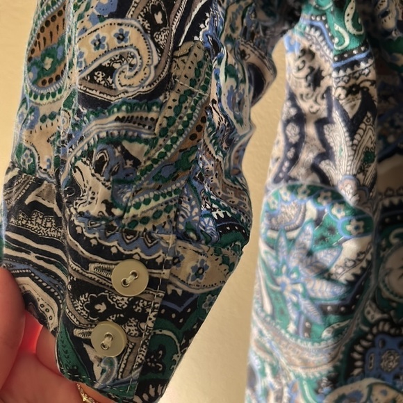 Lovely Patterned Button-Down Blouse - Picture 4 of 4